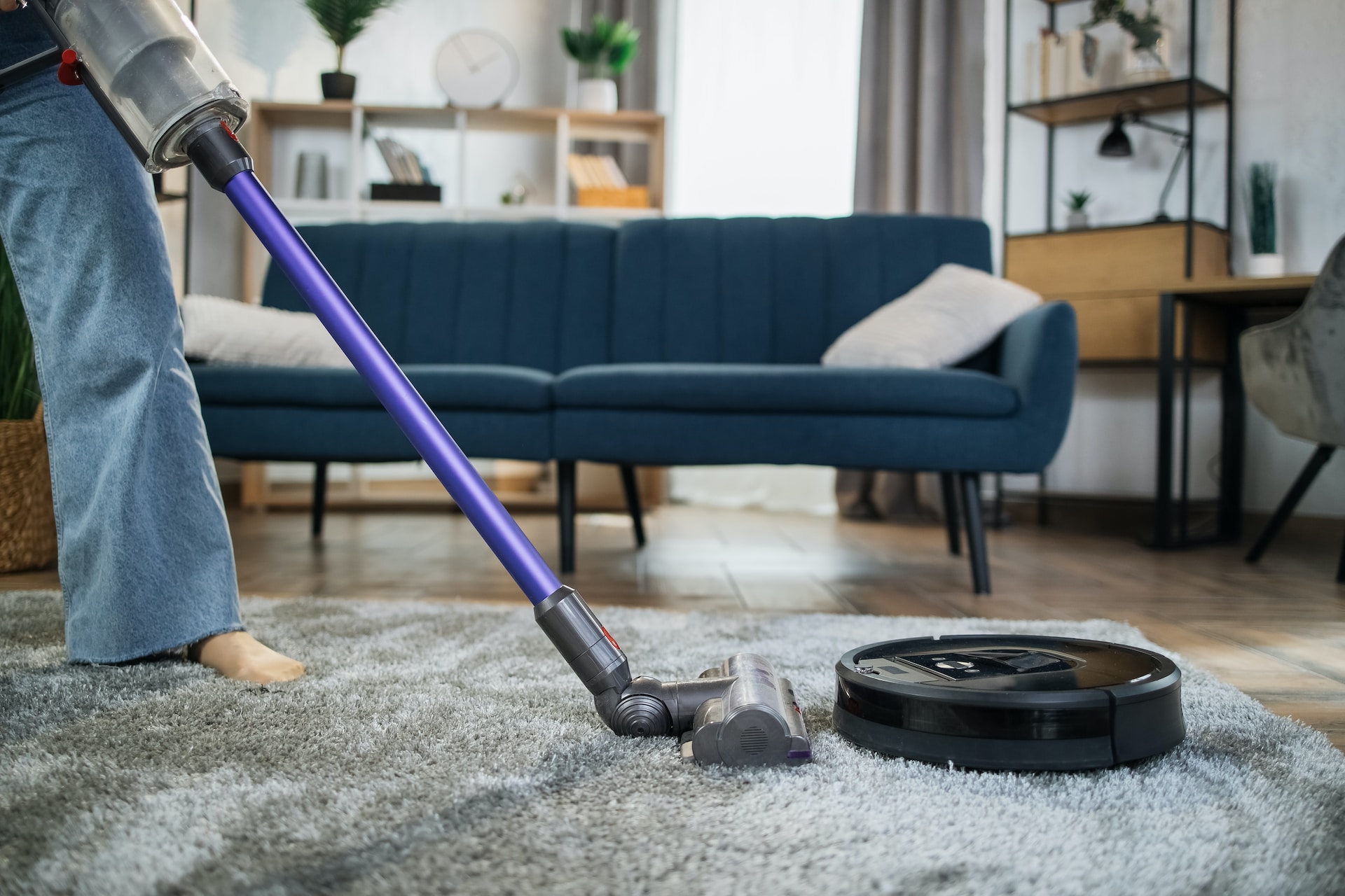 Cordless and bagless vacuum cleaner