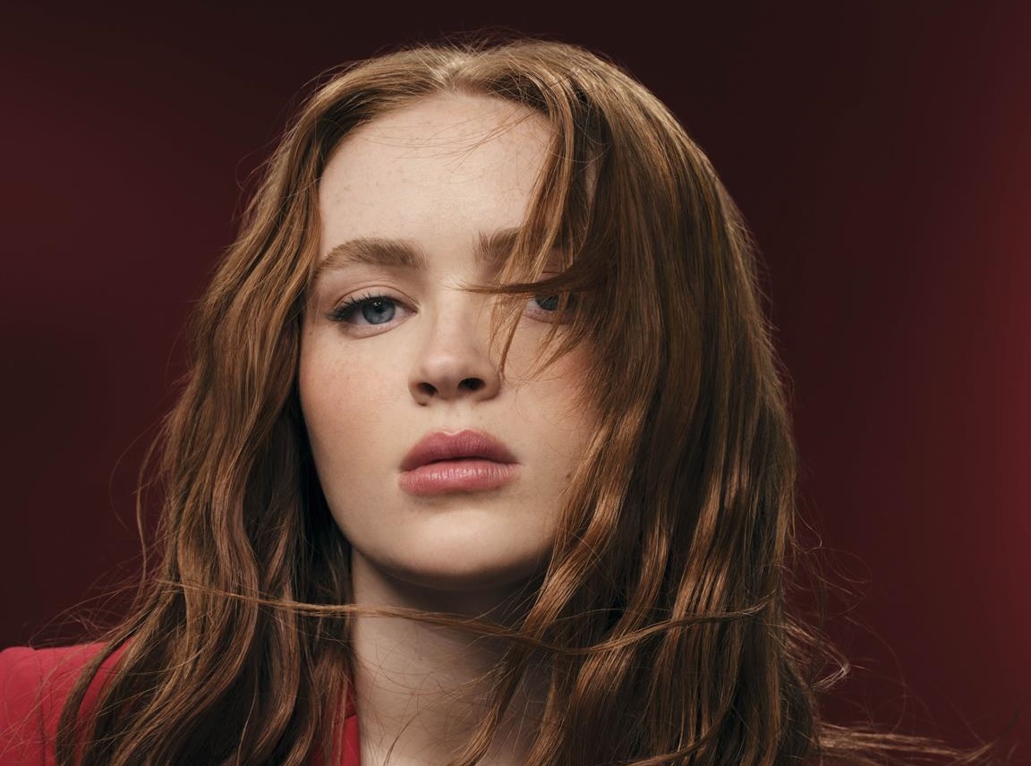 sadie sink x armani beauty